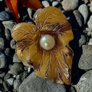 Sarah Coventry Faux‎ Pearl Leaf Brooch Pin Matte Gold Tone MCM Classic Elegant